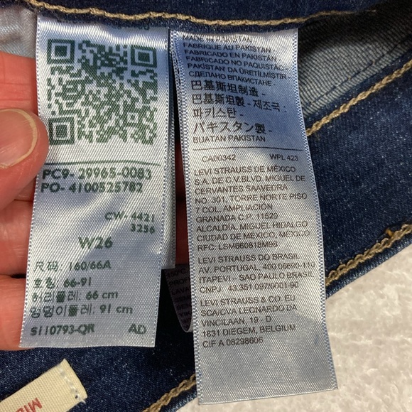 Levi’s mid length dark wash denim stretch roll cuff shorts size 26 - Picture 7 of 7